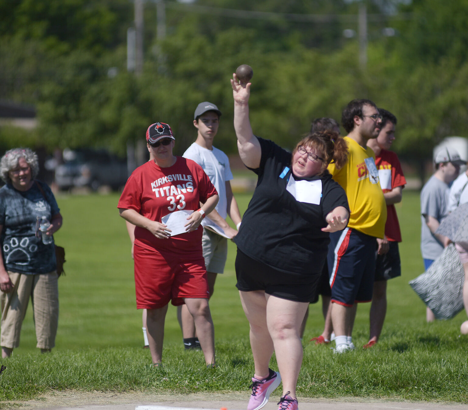 Hannah Kinard throws the shot